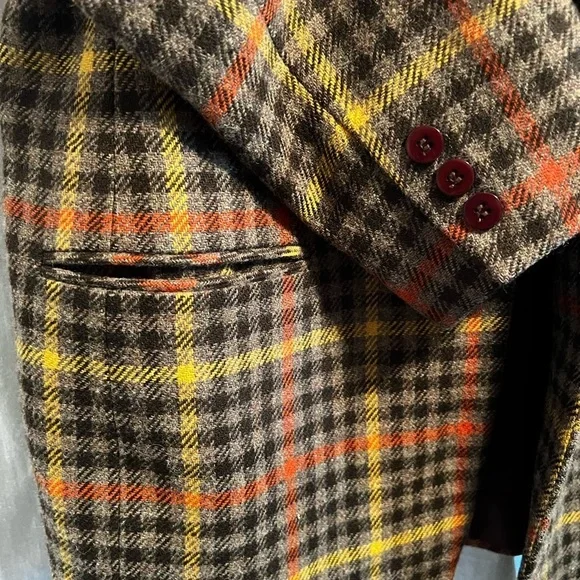 Chaus blazer in plaid. Browns. Size small.wool and lambs wool. Pockets & buttons - Picture 4 of 6